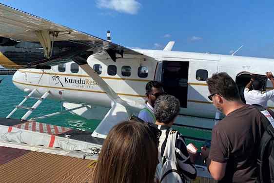 Passasjerer står i kø til sjøflyet.