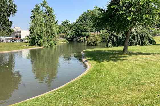 En del av parken rundt Eiffeltårnet