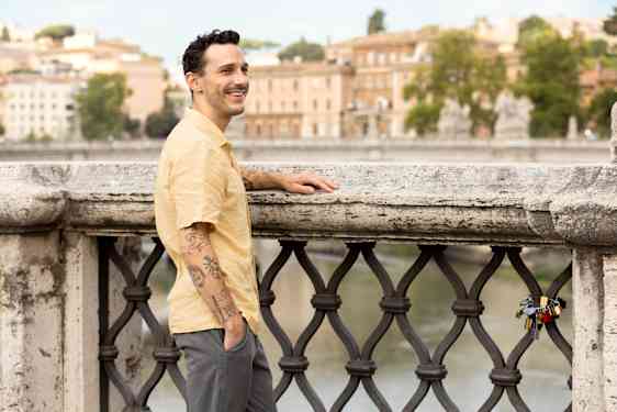 Mann på ferie i Roma