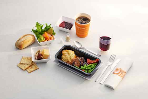 Flymat hos Sunclass Airlines; Laks med dillkrem til forrett, oksefilet i sennepssaus med fløtegratinerte poteter og grønnsaker til hovedrett samt ost og brownie til dessert.