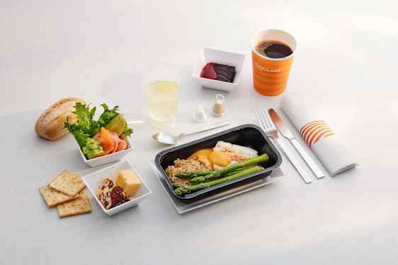 Flymat hos Sunclass Airlines; Laks med dillkrem til forrett, torskefilet i hummersaus med sopprisotto og asparges til hovedrett samt ost og brownie til dessert.