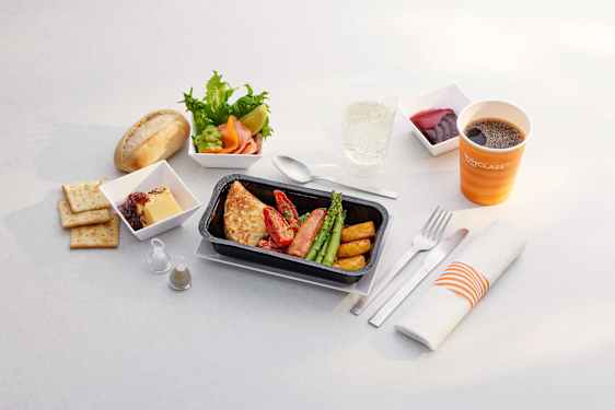 Flymat hos Sunclass Airlines; Premium-måltid brunch med laks med dillsaus til forrett, omelett med spinat, pølse, potet og grønnsaker til hovedrett samt ost og brownie til dessert. Serveres med brød.