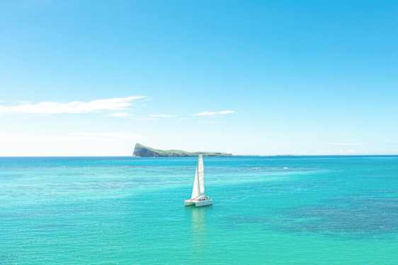 Seilbåt på et stille hav på Mauritius