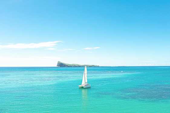 Seilbåt på et stille hav på Mauritius