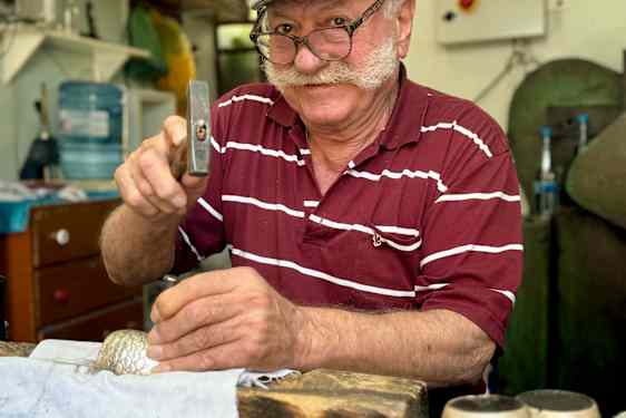 Man arbeider med håndverk