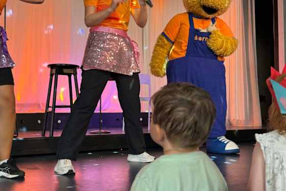 Bernie og showartisten danser minidisco på Sunwing