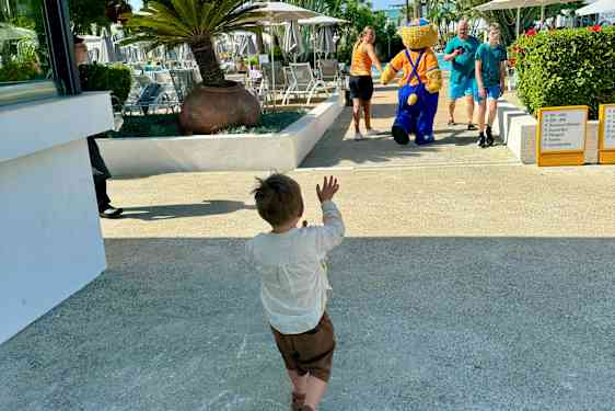 Barn hilser på Lollo og Bernie