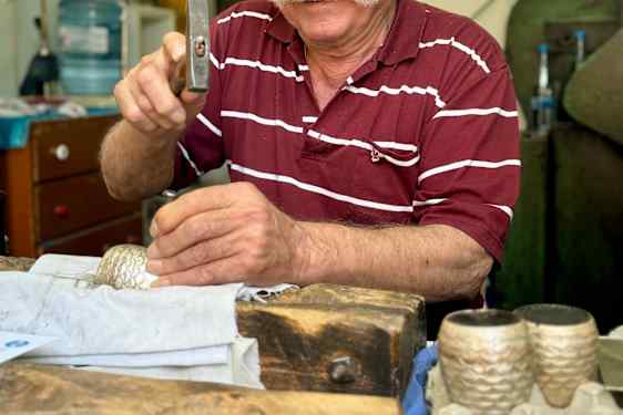 Man arbeider med håndverk