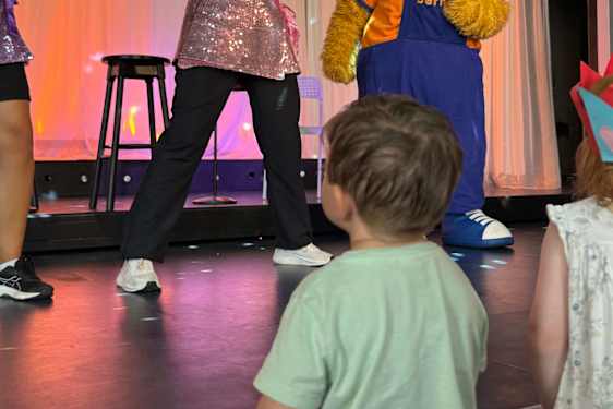 Bernie og showartisten danser minidisco på Sunwing