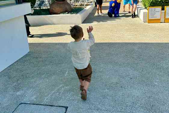 Barn hilser på Lollo og Bernie