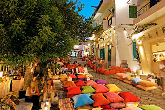 Skiathos by er full av liv om sommeren med massevis av hyggelige restauranter og barer i den gamle havnen.