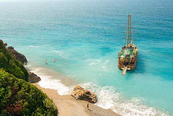 Skip langs strand i Tyrkia