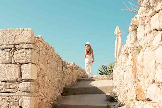 Kvinna går i trappa vid ett LiveEz-hotell