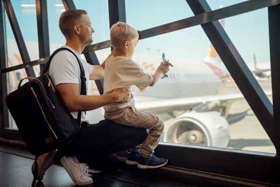 Far og sønn på flyplassen