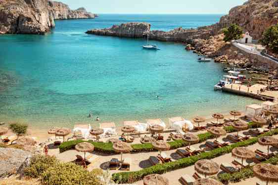 Strand med solstoler i Londos, Hellas