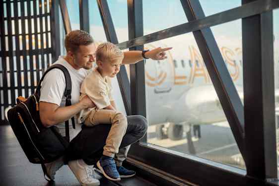 Pappa och son i gate