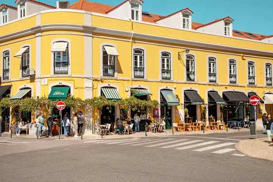 Koselige fortau og fargerike bygg i Lisboa