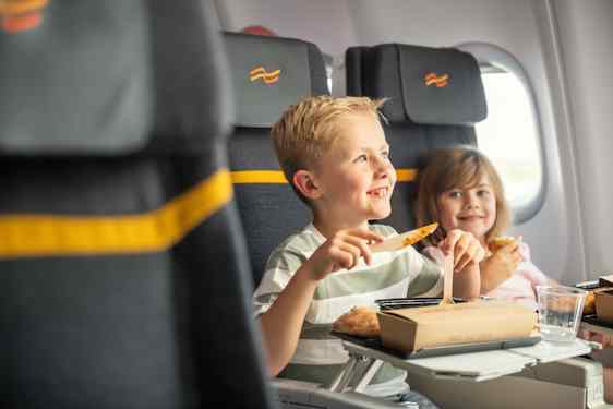 Mat spiser om bord på Sunclass Airlines