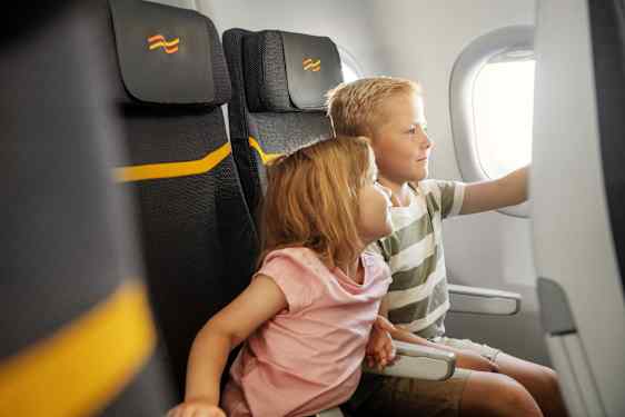 barn tittar på TV på flyget
