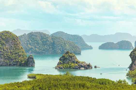 Båter mellom kalksteinsklippene i Phang Nga-bukta i Thailand.