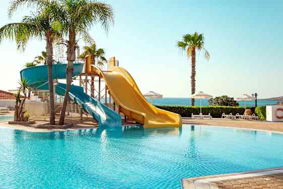 Basseng og vannsklie på Sunwing Kallithea Beach