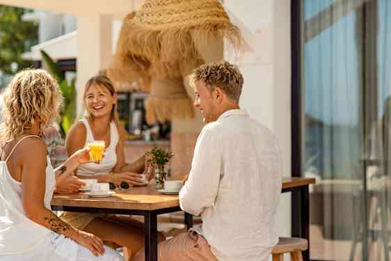 Venner hygger seg på restaurant
