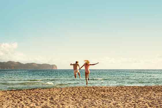 Par som løper på stranden på Mallorca