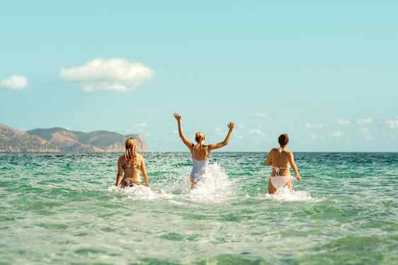 Tre kvinnor i havet
