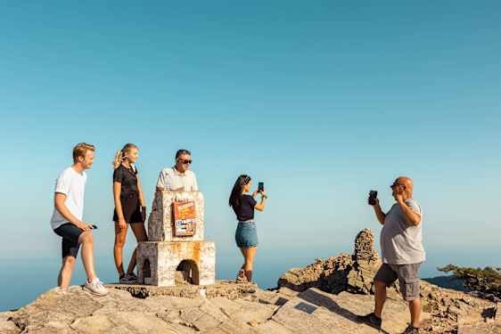 En gruppe tar bilde fra et utsiktspunkt