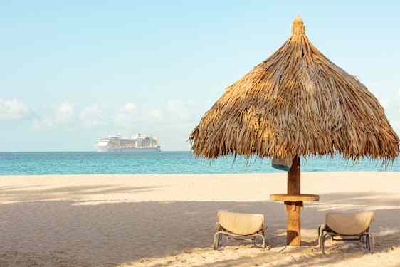 Cruiseskip sett fra en strand på Aruba