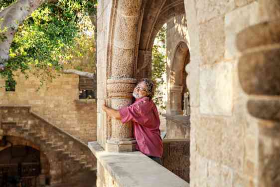 Mand krammer bygning