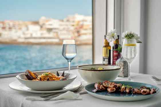 Mat uppdukad på ett bord