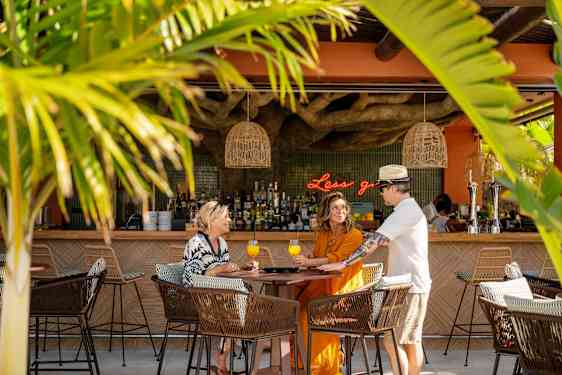 Två personer sitter på restaurang 