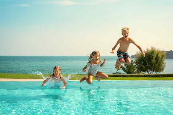 Barn hoppar i pool