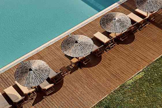 Basseng med parasoller på et hotell i Bulgaria