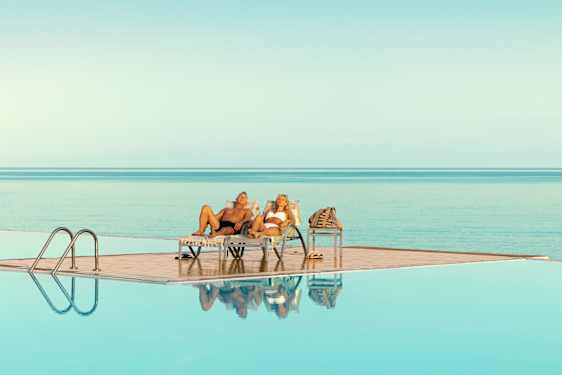 Basseng og strand på Sunprime