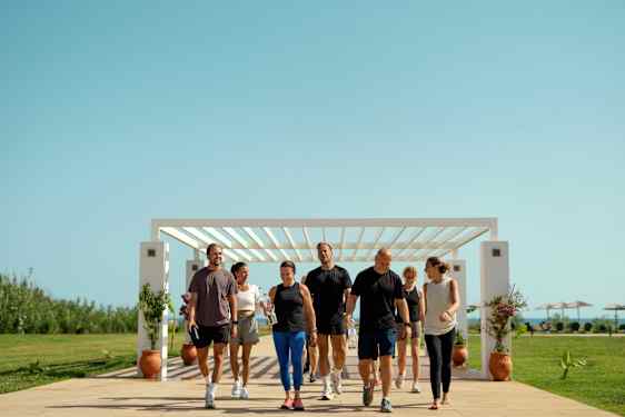 Far og datter bader i poolen