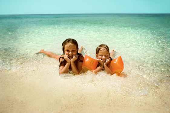 To barn leker i vannet i Thailand