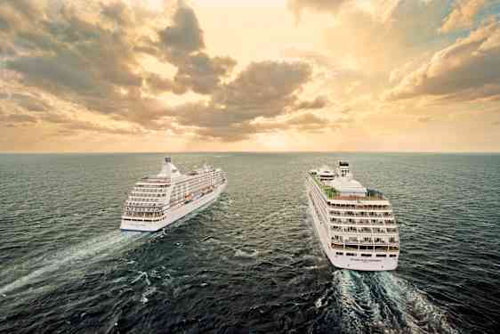 To cruiseskip på havet