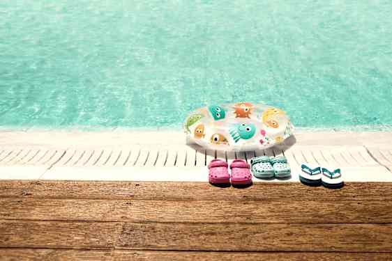 Sandaler och badring vid poolkant
