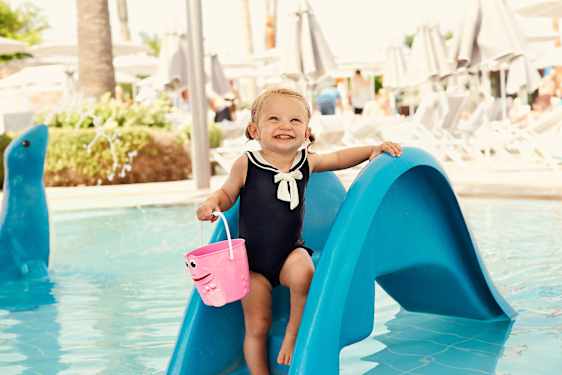 Far og datter svømmer sammen i basseng