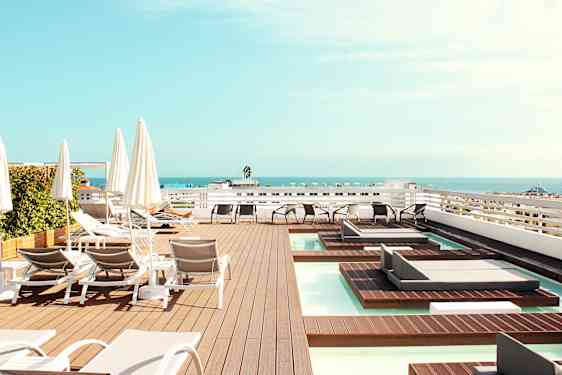 Takterrasse med solsenger på Sunprime Coral Suites på Tenerife