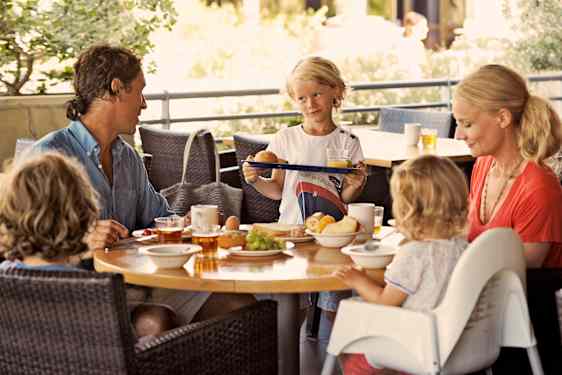 Familie spiser lunsj
