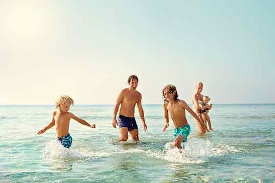 Familie som bader sammen i havet