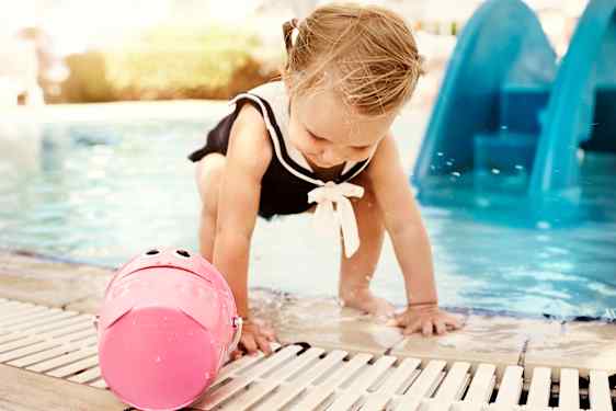 Liten jente leker ved barnebassenget