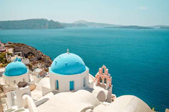 POSTKORTMOTIV: Santorini er et av verdens vakreste steder. Her kan du oppleve alt fra vinsmaking til fotturer i et helt unikt landskap.