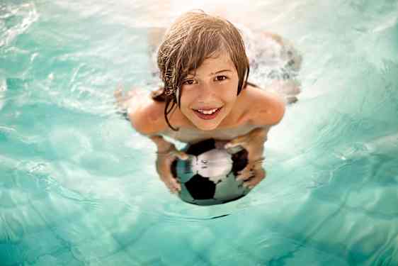 Gutt som bader i basseng