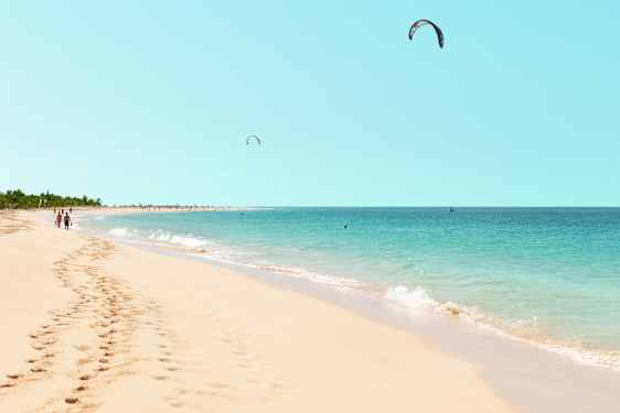 Sandstrand med solsenger i Sal, Kapp Verde