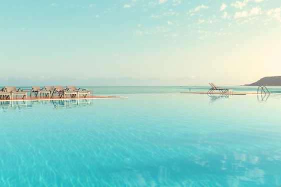 Bassengområde på et hotell Sunprime Miramare i Hellas
