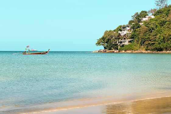 Rolig strand i Thailand
